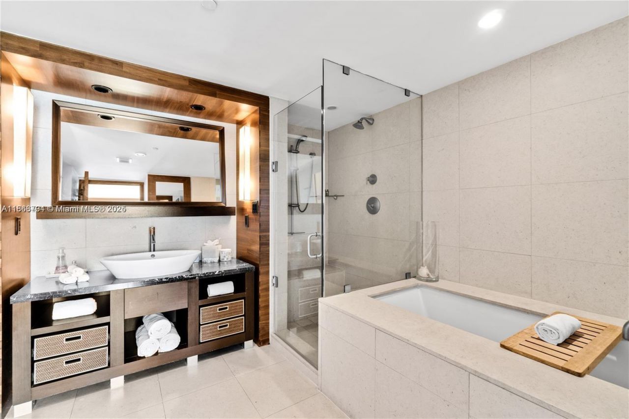 6801 Collins Ave, Unit 818, Miami Beach, FL 33141 Photo