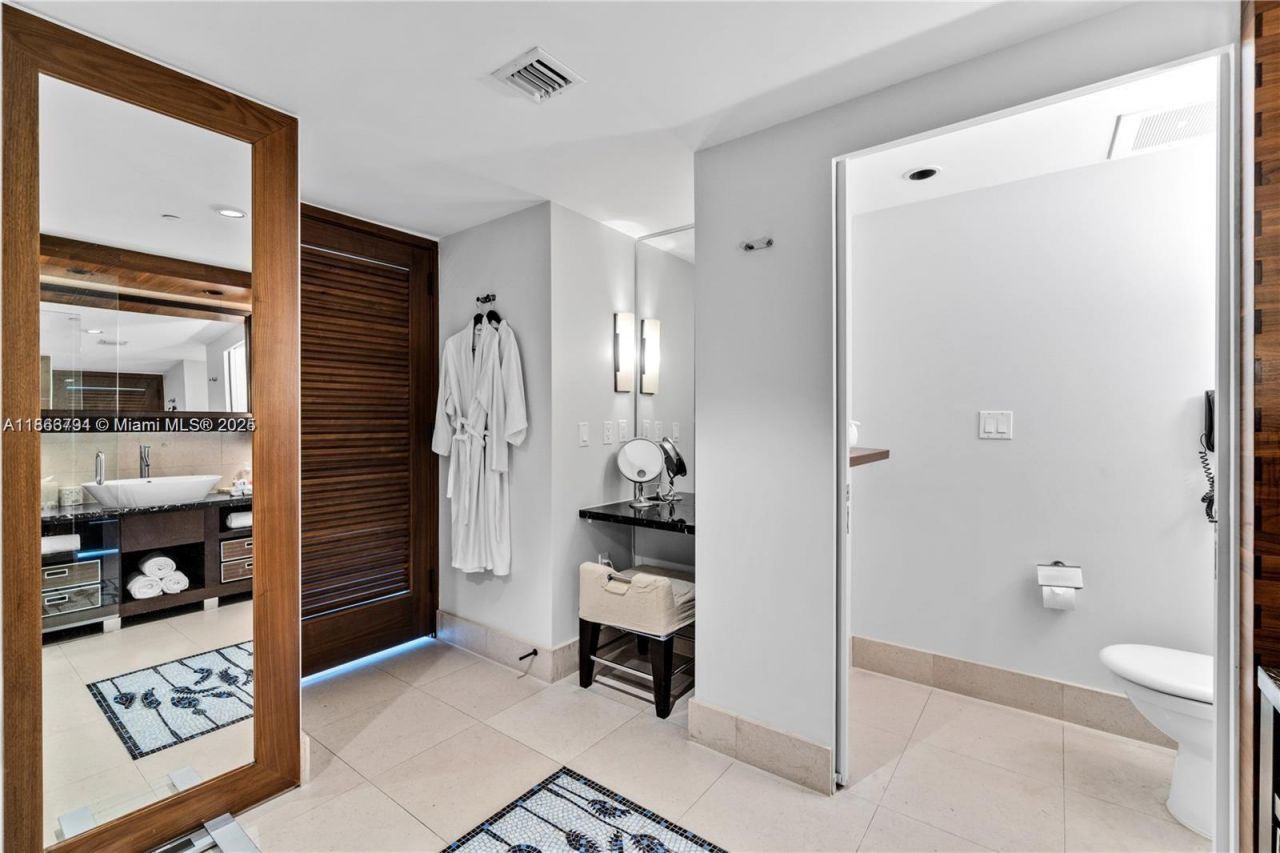 6801 Collins Ave, Unit 818, Miami Beach, FL 33141 Photo