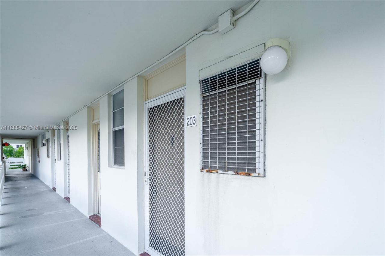 3030 Marcos Dr, Unit T203, Aventura, FL 33160 Photo