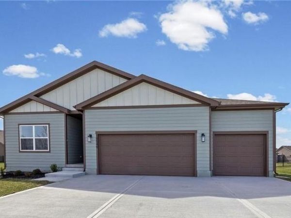 18549 W 193rd Street, Spring Hill, KS 66083