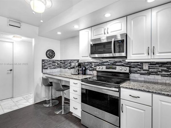 1000 Parkview Dr, Unit 715, Hallandale Beach, FL 33009