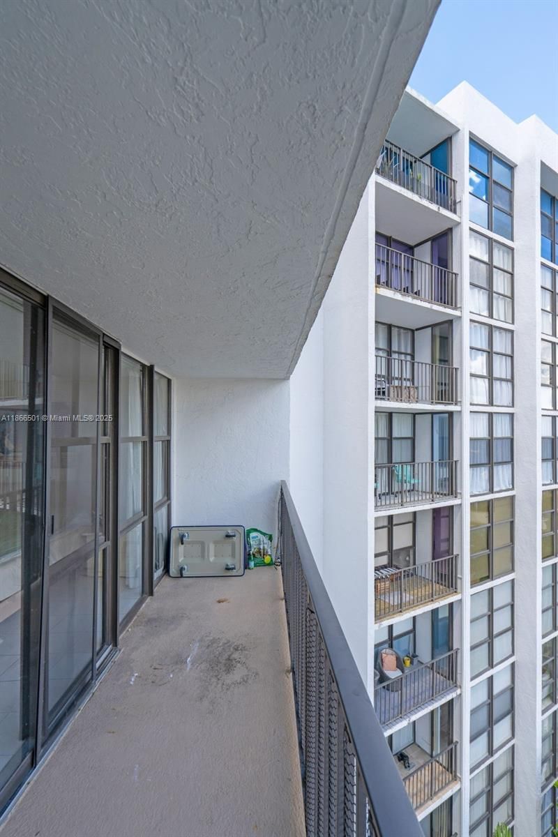 1000 Parkview Dr, Unit 715, Hallandale Beach, FL 33009 Photo