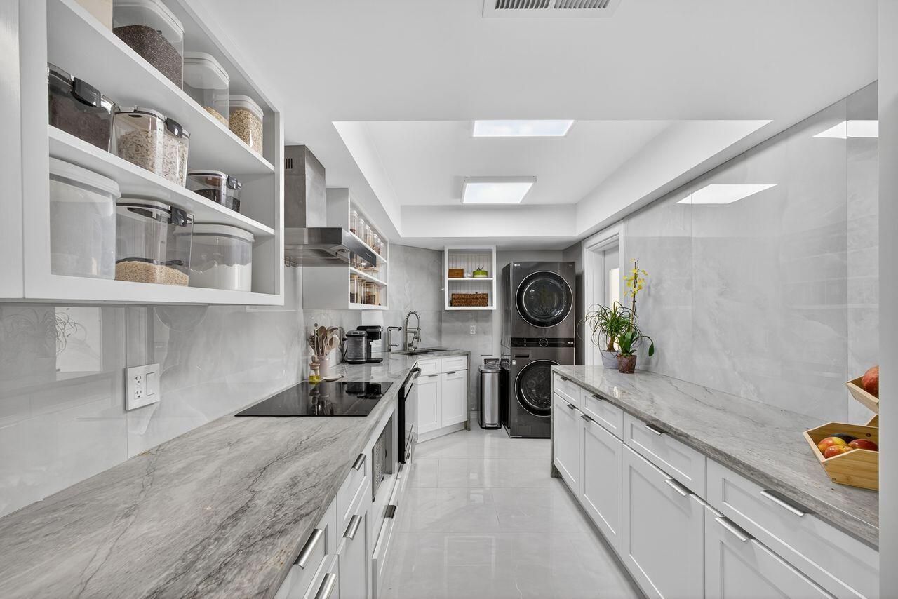 1731 Presidential Way, Unit C-203, West Palm Beach, FL 33401 Photo