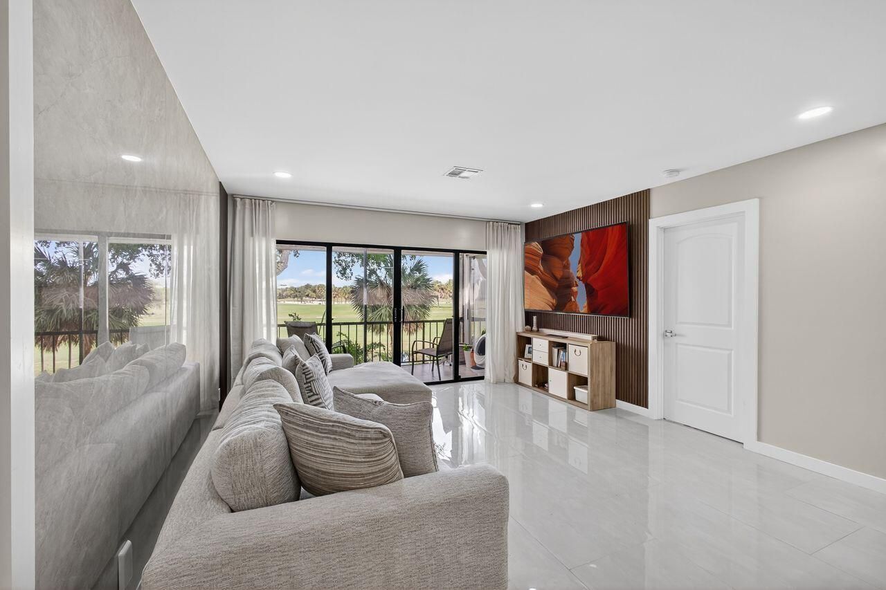 1731 Presidential Way, Unit C-203, West Palm Beach, FL 33401 Photo