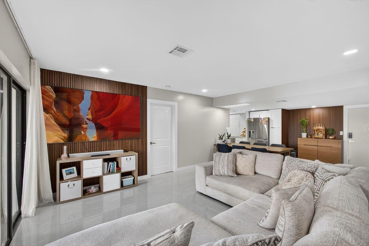 1731 Presidential Way, Unit C-203, West Palm Beach, FL 33401 Photo