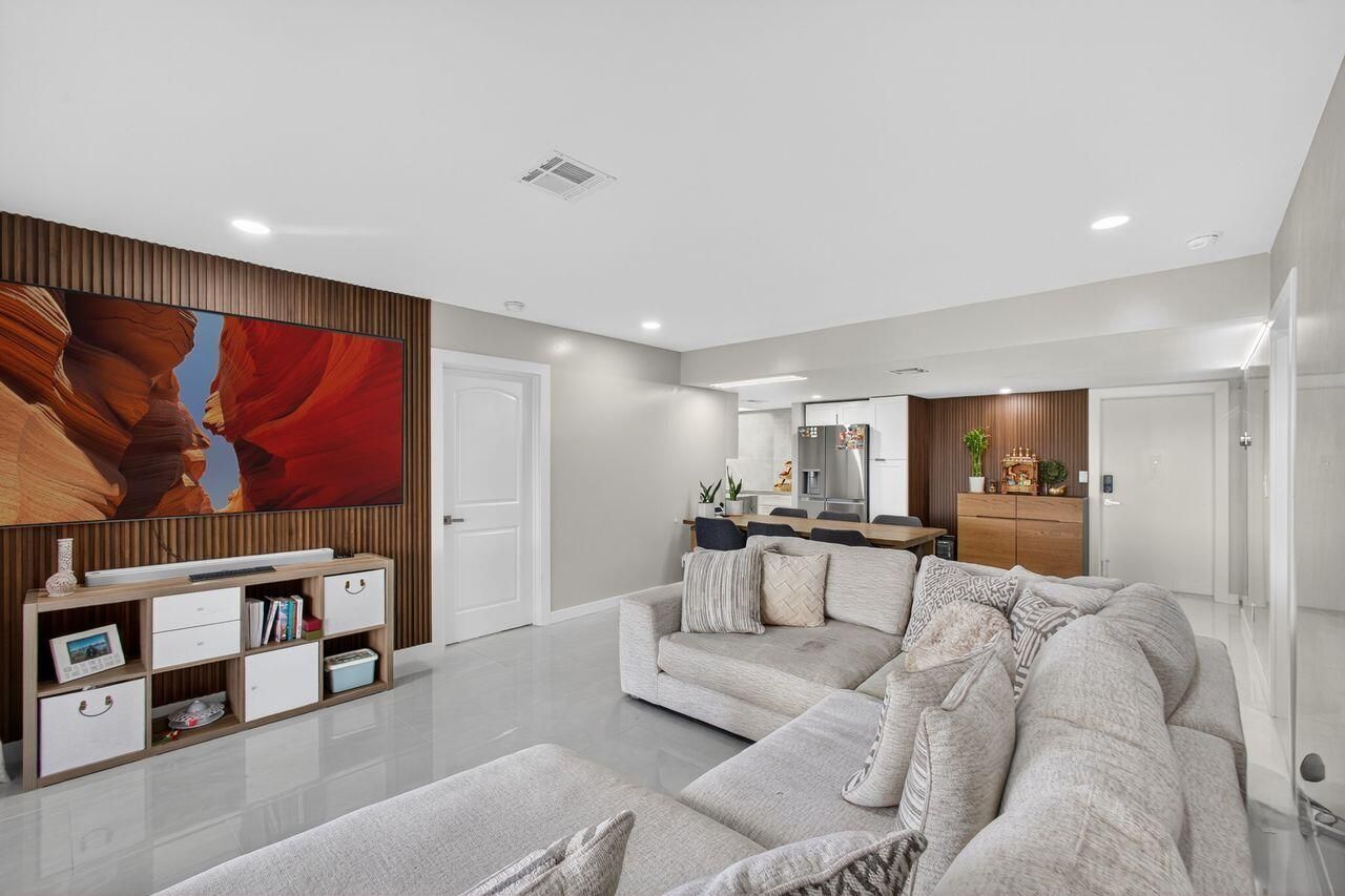 1731 Presidential Way, Unit C-203, West Palm Beach, FL 33401 Photo