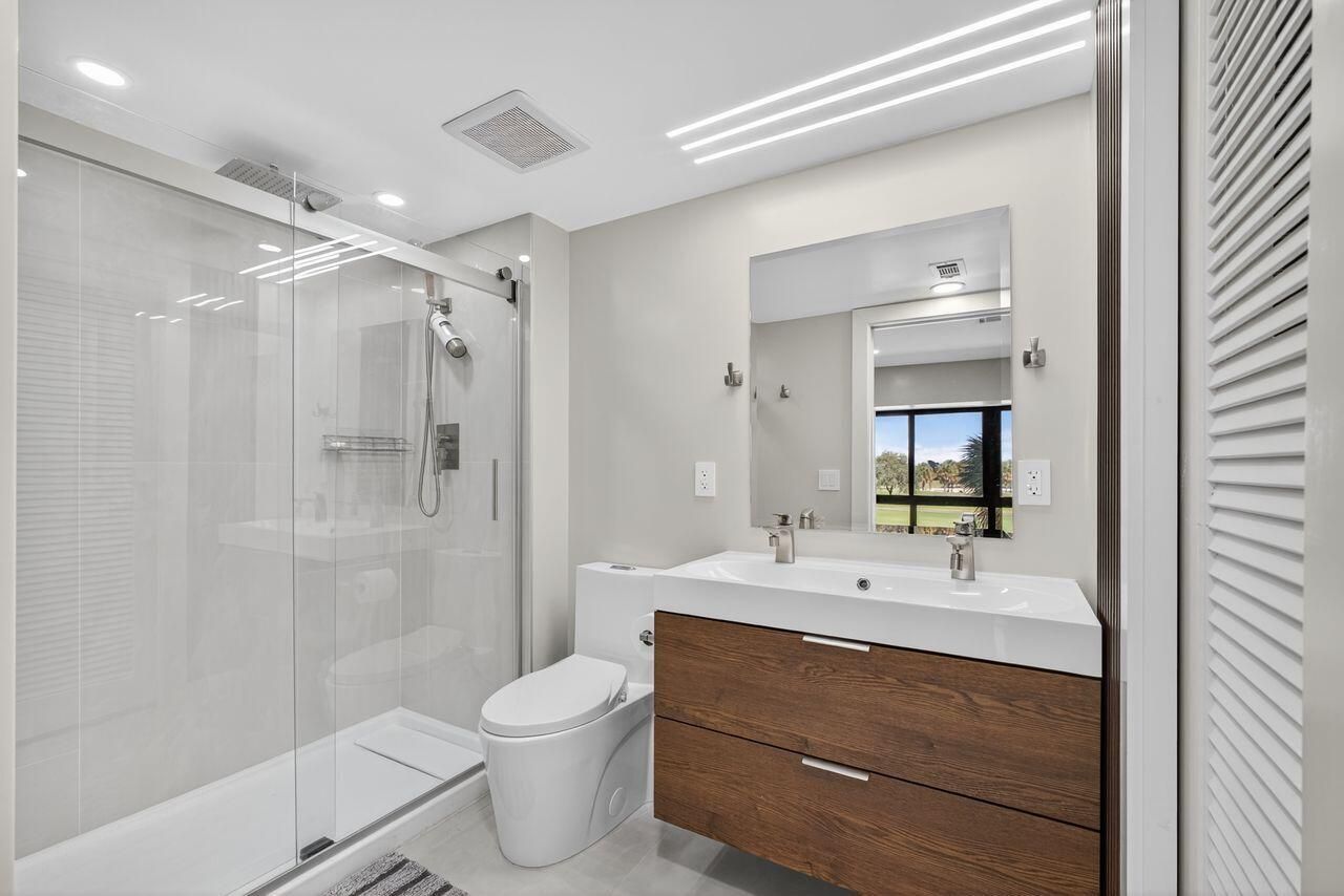 1731 Presidential Way, Unit C-203, West Palm Beach, FL 33401 Photo