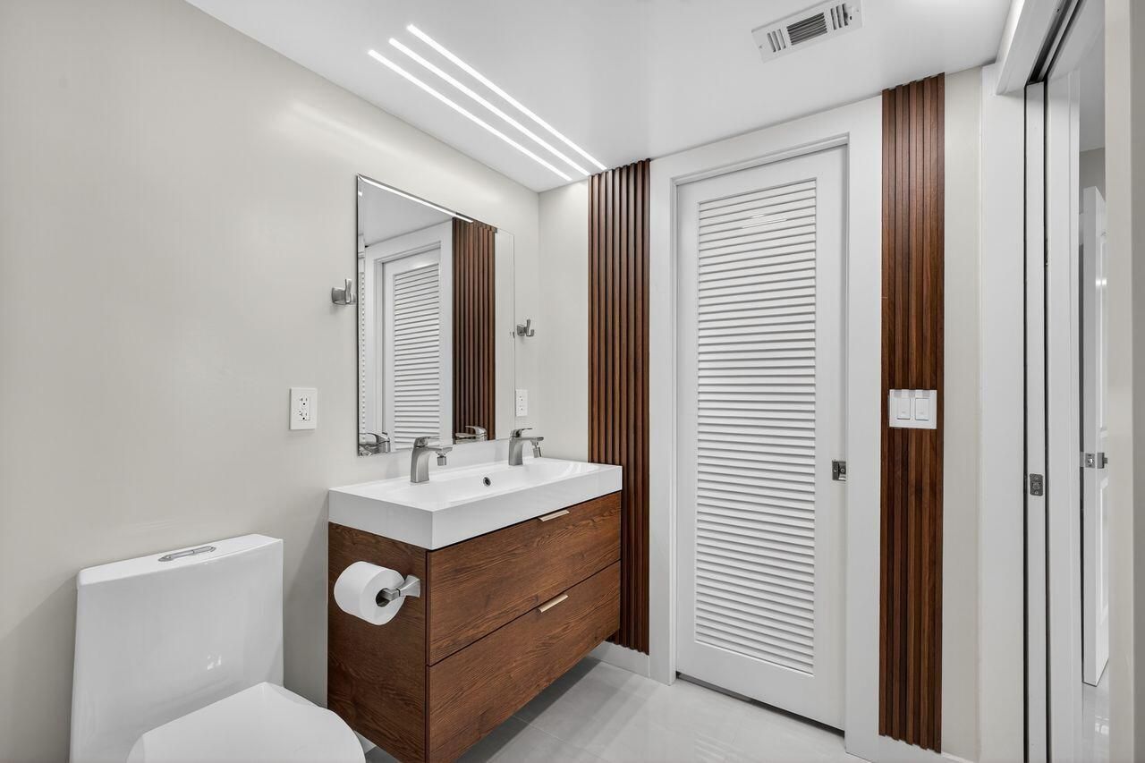 1731 Presidential Way, Unit C-203, West Palm Beach, FL 33401 Photo