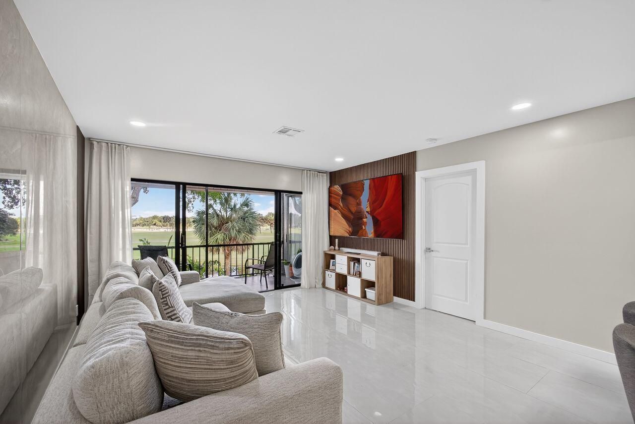 1731 Presidential Way, Unit C-203, West Palm Beach, FL 33401 Photo