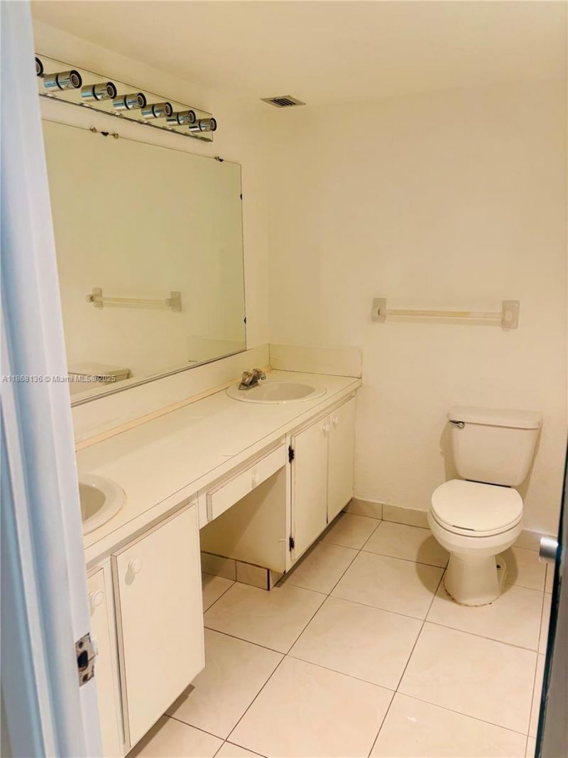 950 NE 199th St, Unit 1A 101, Miami, FL 33179 Photo