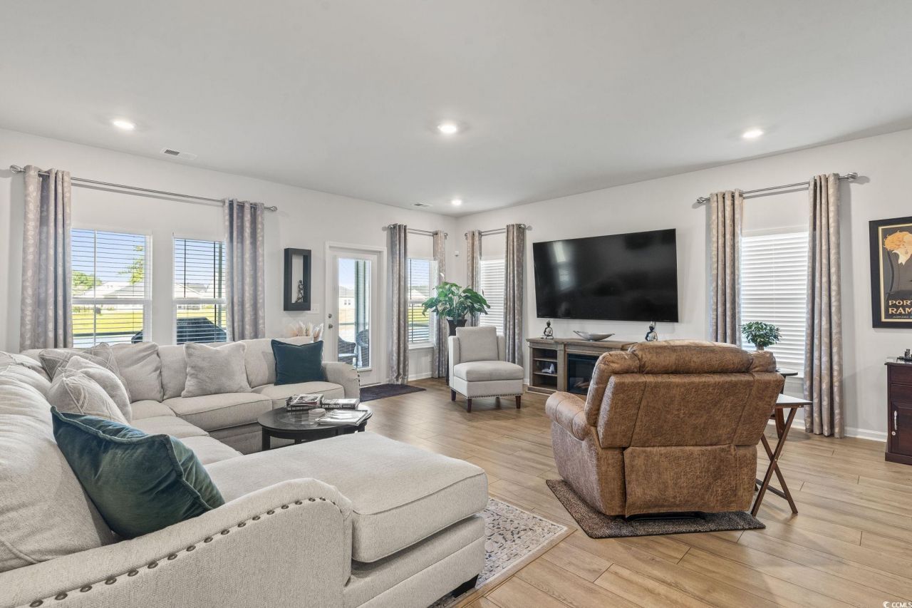 4050 Da Vinci Dr. Photo 9