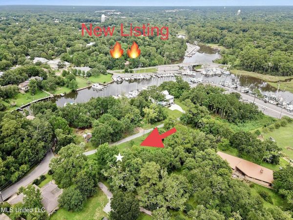 109 Clark Lane, Ocean Springs, MS 39564