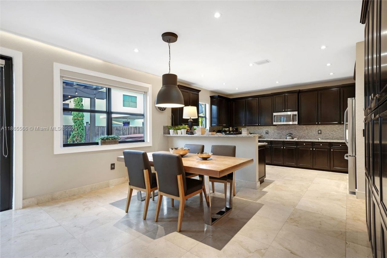 9835 NW 86th Ter, Doral, FL 33178 Photo