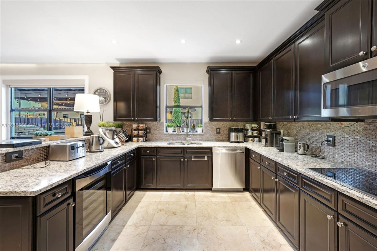 9835 NW 86th Ter, Doral, FL 33178 Photo