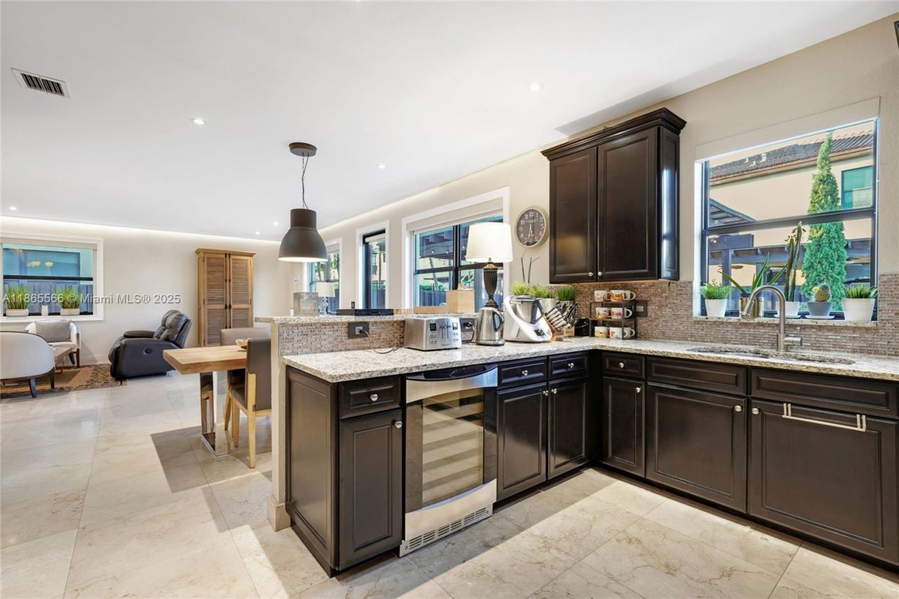 9835 NW 86th Ter, Doral, FL 33178 Photo