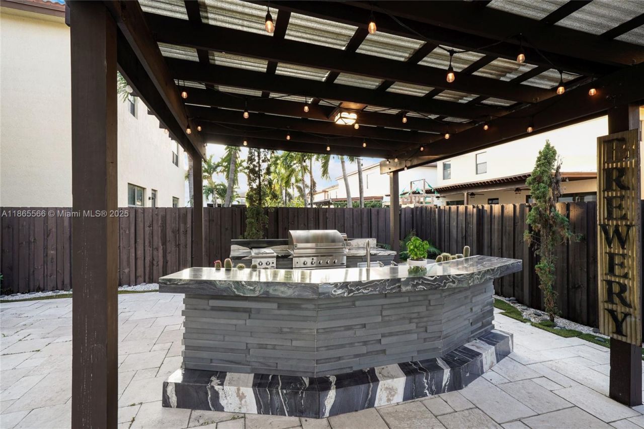 9835 NW 86th Ter, Doral, FL 33178 Photo