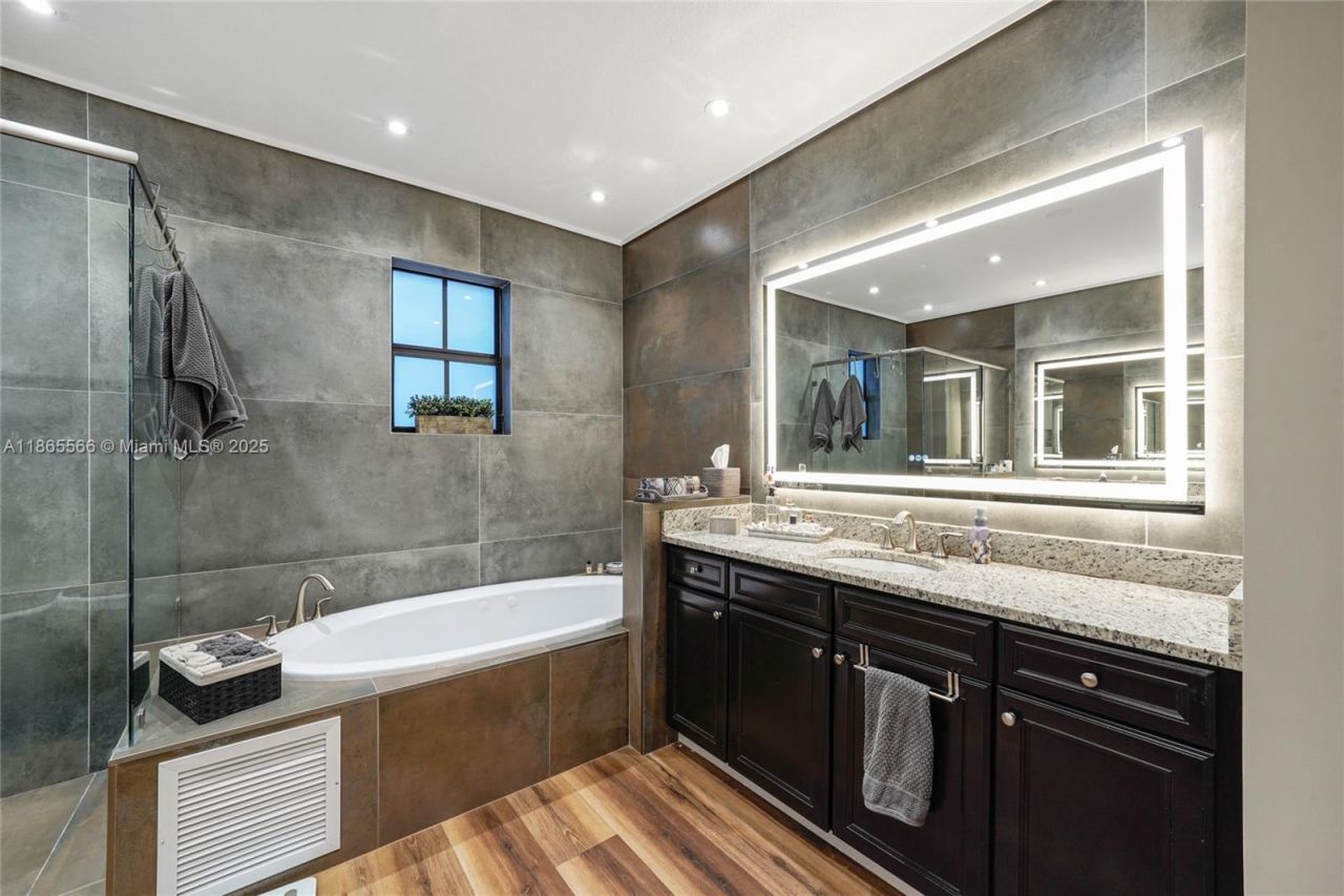 9835 NW 86th Ter, Doral, FL 33178 Photo