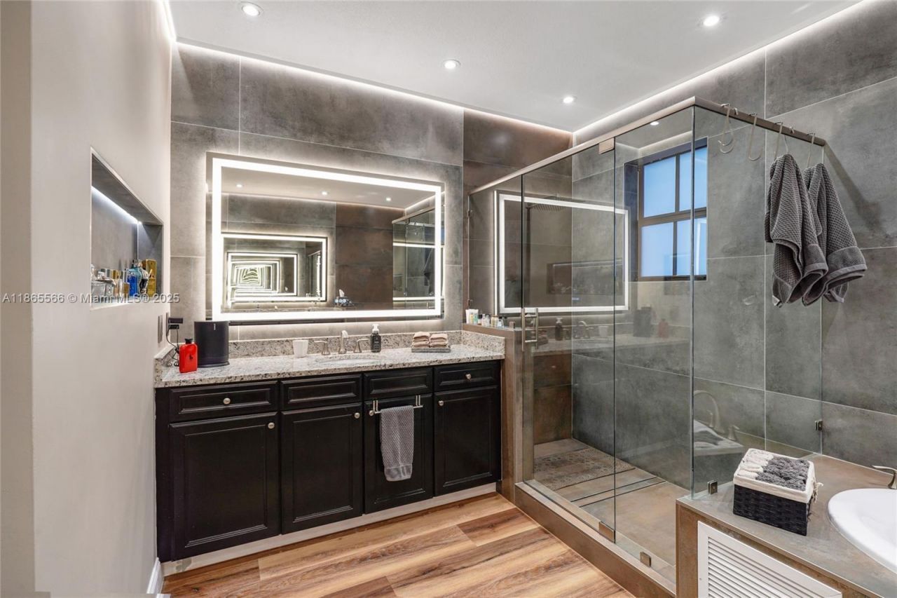 9835 NW 86th Ter, Doral, FL 33178 Photo