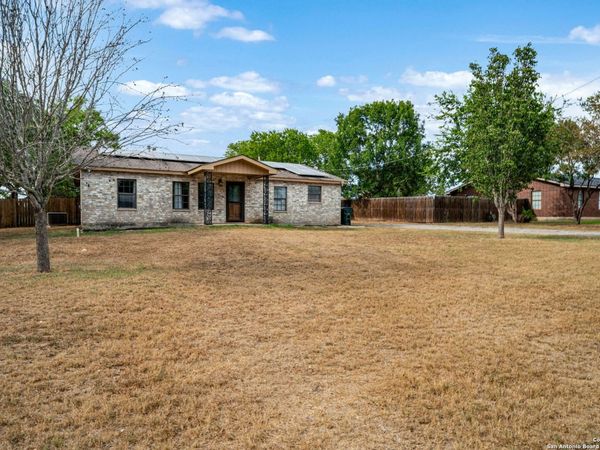 105 Lorenz, Stockdale, TX 78160
