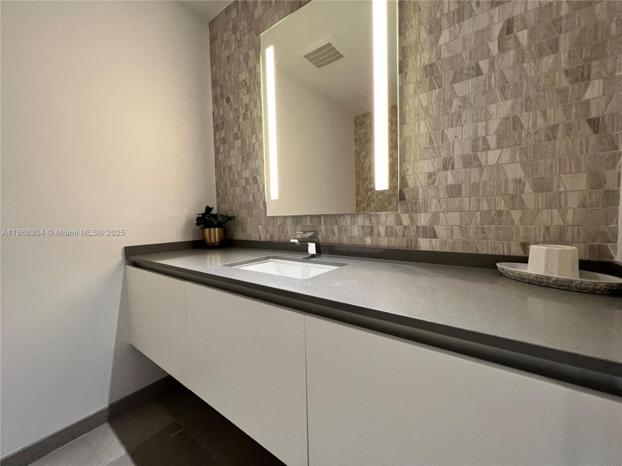 68 SE 6th St, Unit 1003, Miami, FL 33131 Photo