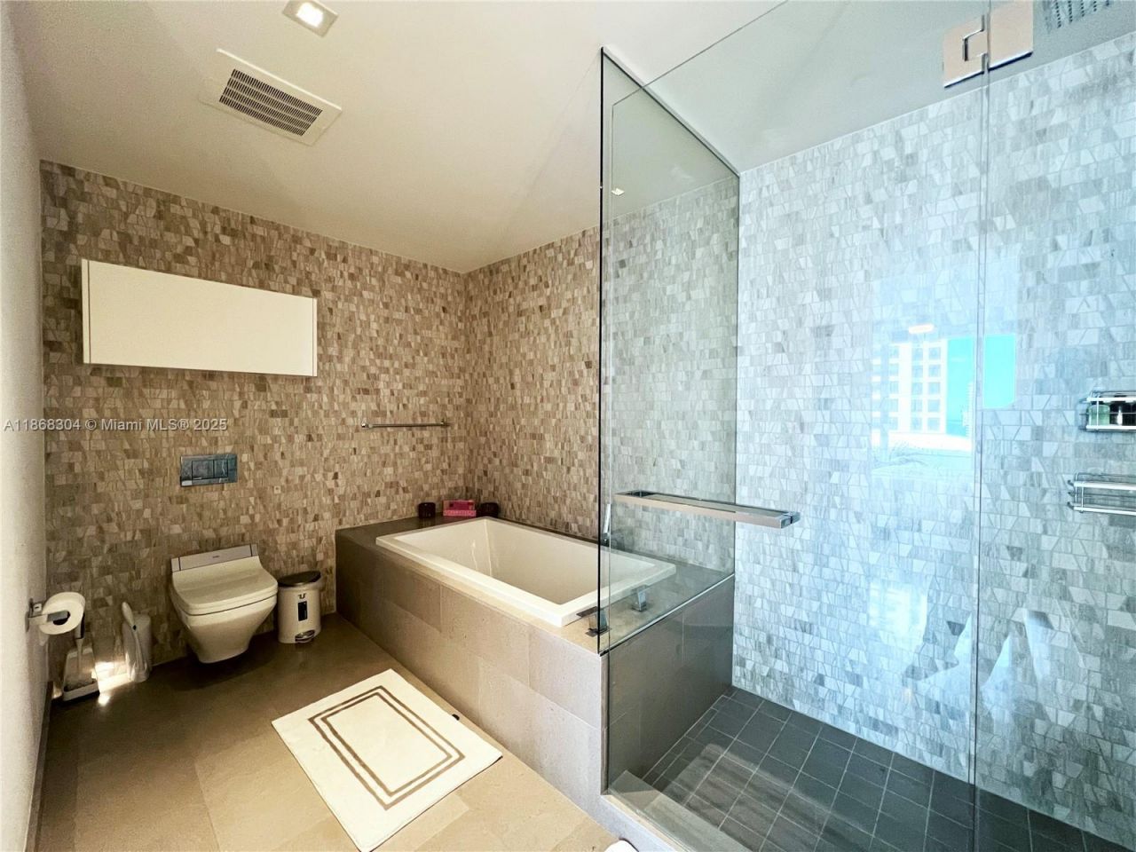 68 SE 6th St, Unit 1003, Miami, FL 33131 Photo