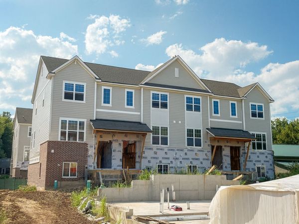 180 N East River Road, Des Plaines, IL 60016