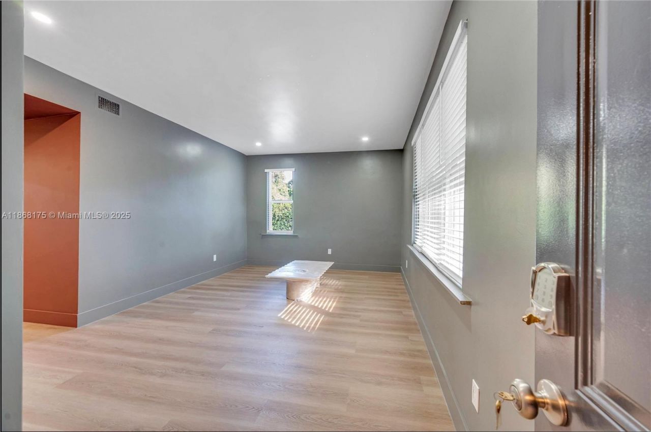 893 NE 81st St, Miami, FL 33138 Photo