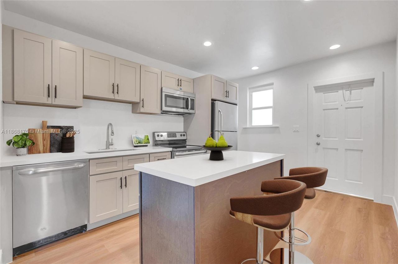 893 NE 81st St, Miami, FL 33138 Photo