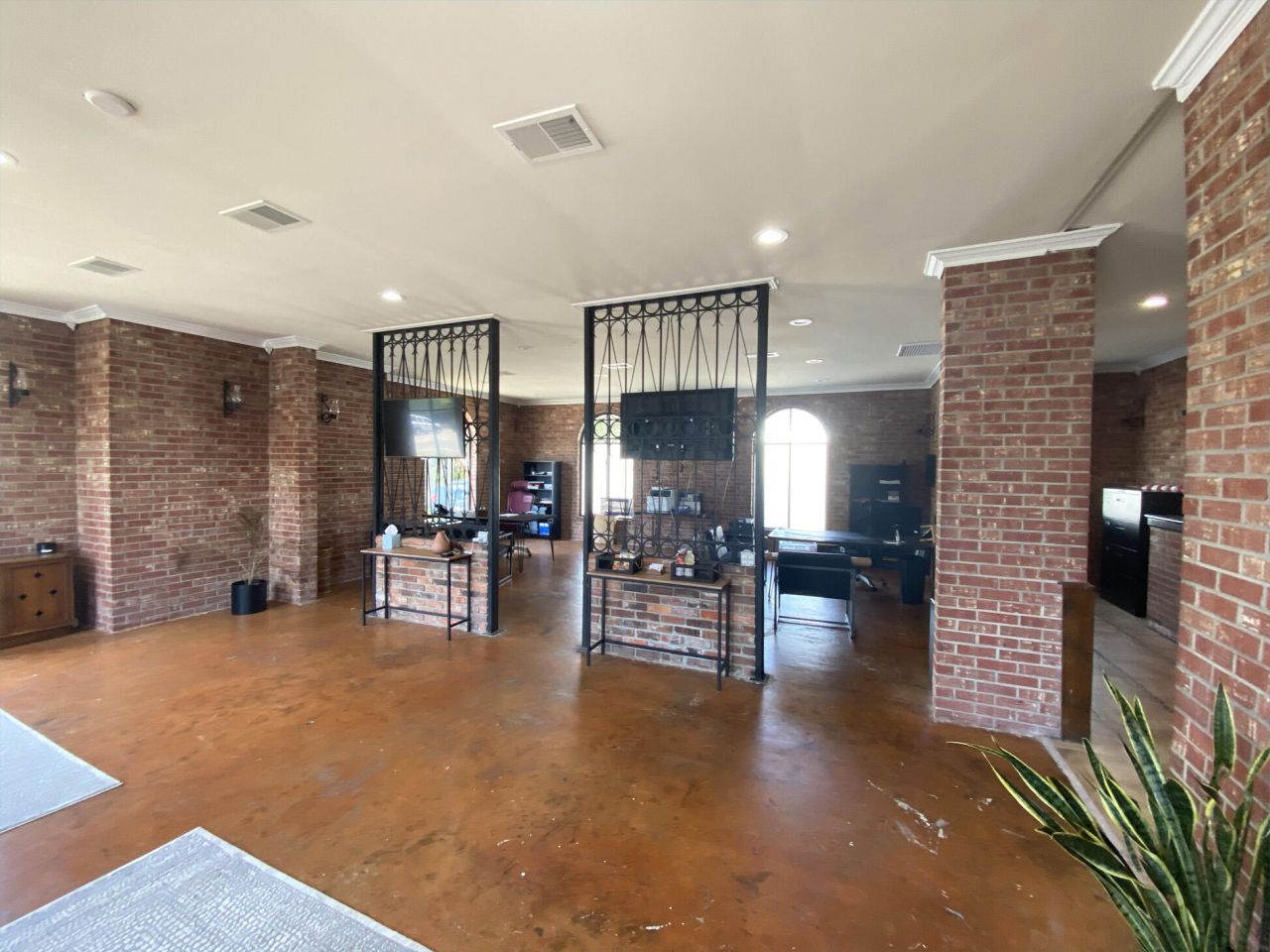 321 E 5th N Street Photo 4