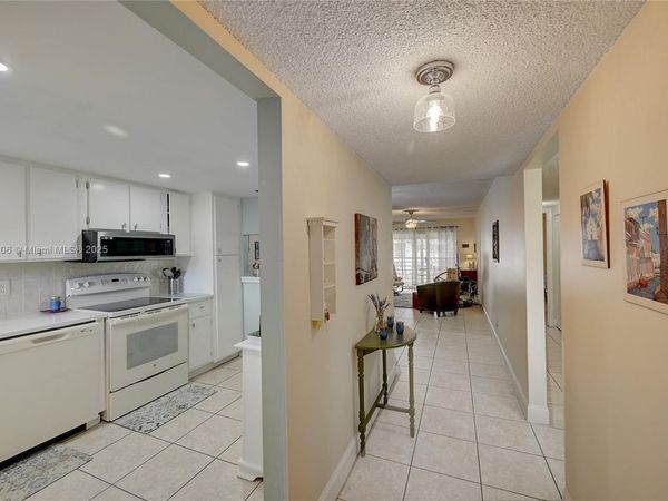 3186 Via Poinciana, Unit 203, Lake Worth, FL 33467