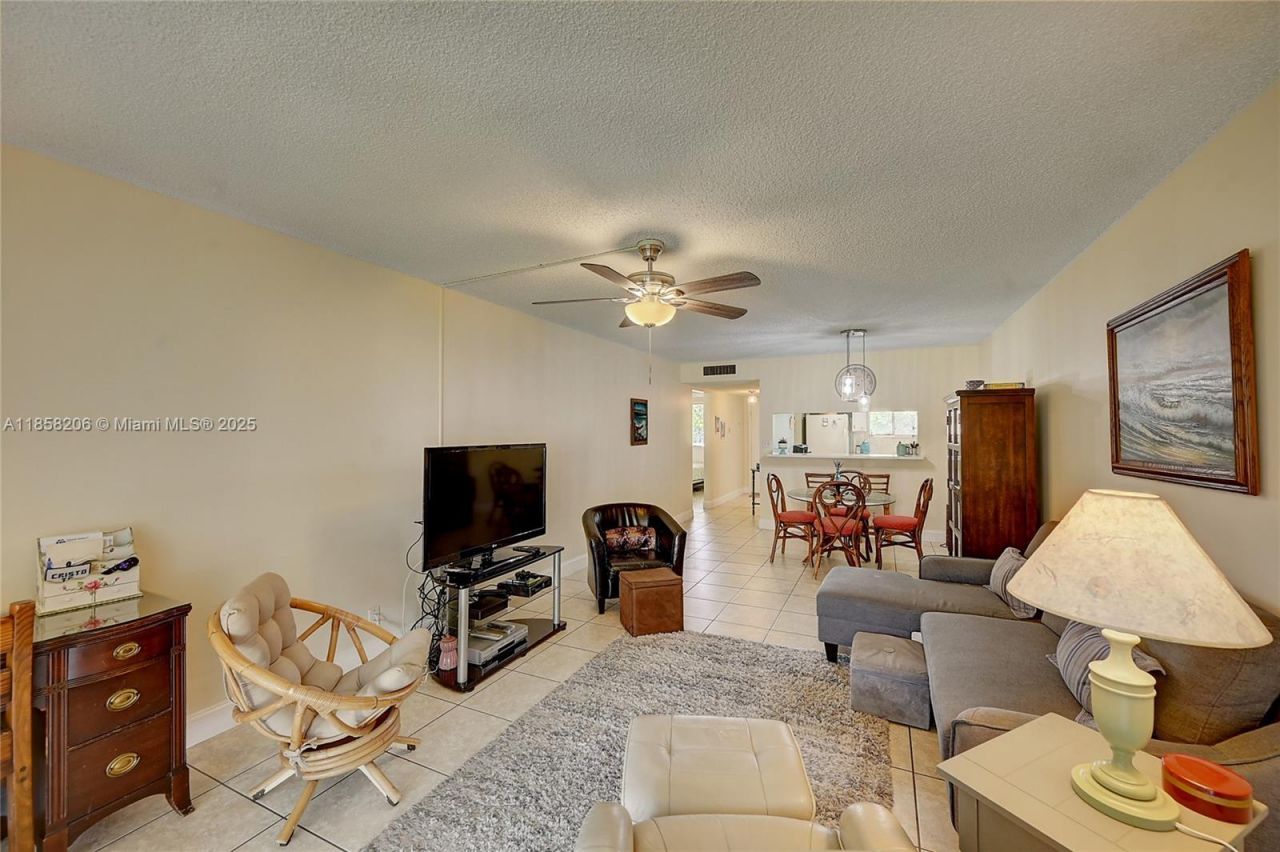 3186 Via Poinciana, Unit 203, Lake Worth, FL 33467 Photo