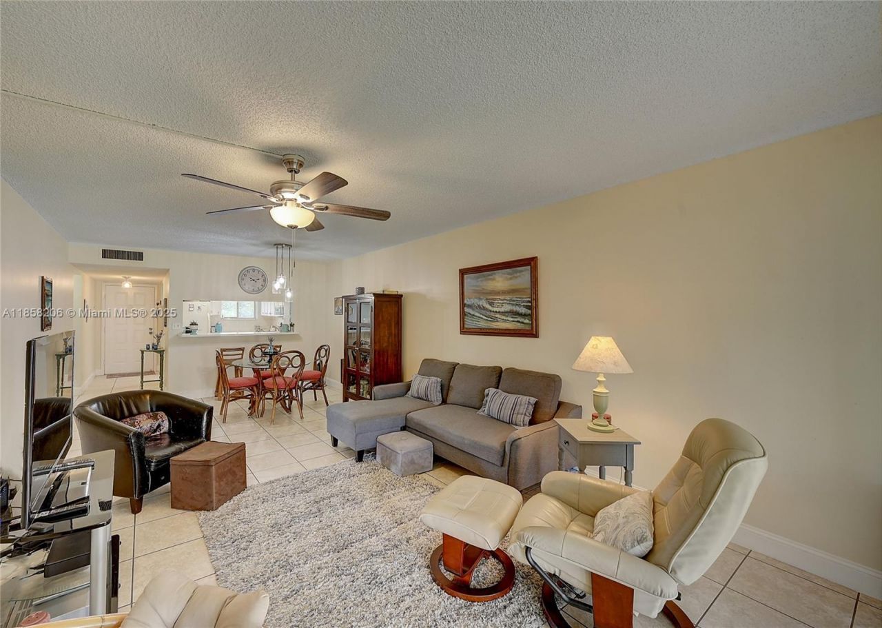 3186 Via Poinciana, Unit 203, Lake Worth, FL 33467 Photo