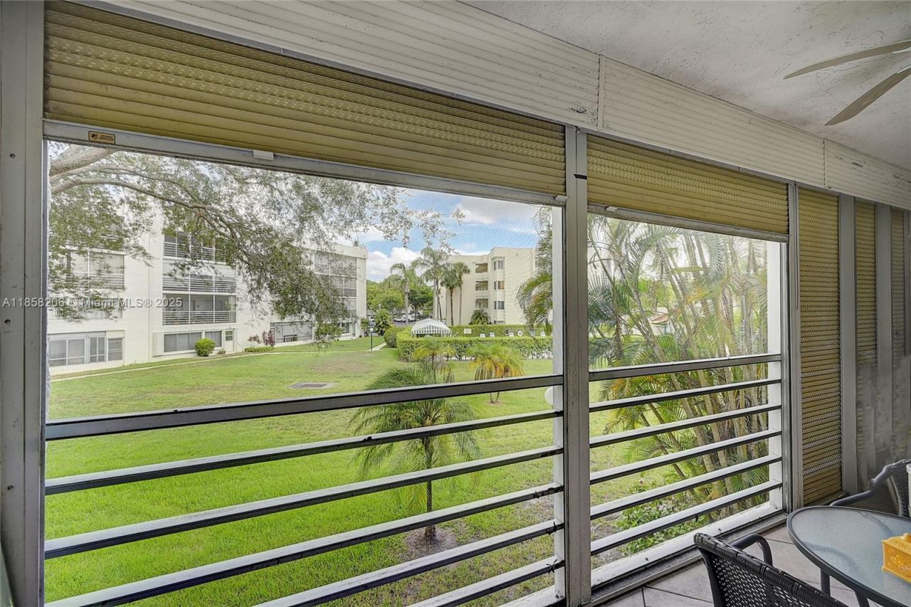 3186 Via Poinciana, Unit 203, Lake Worth, FL 33467 Photo