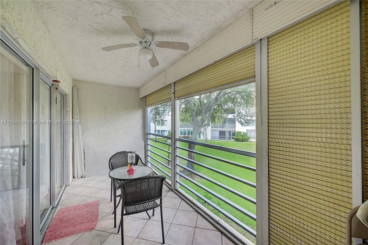 3186 Via Poinciana, Unit 203, Lake Worth, FL 33467 Photo