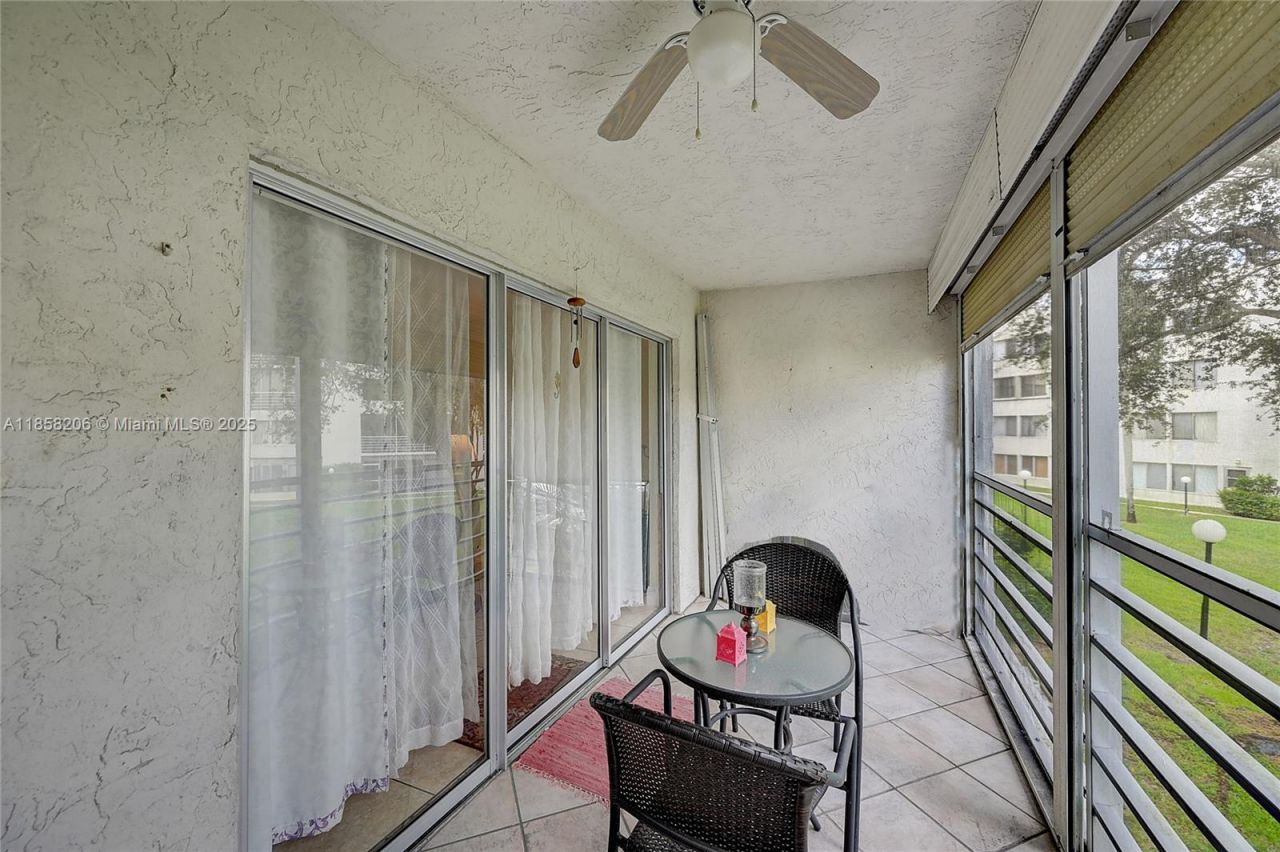 3186 Via Poinciana, Unit 203, Lake Worth, FL 33467 Photo