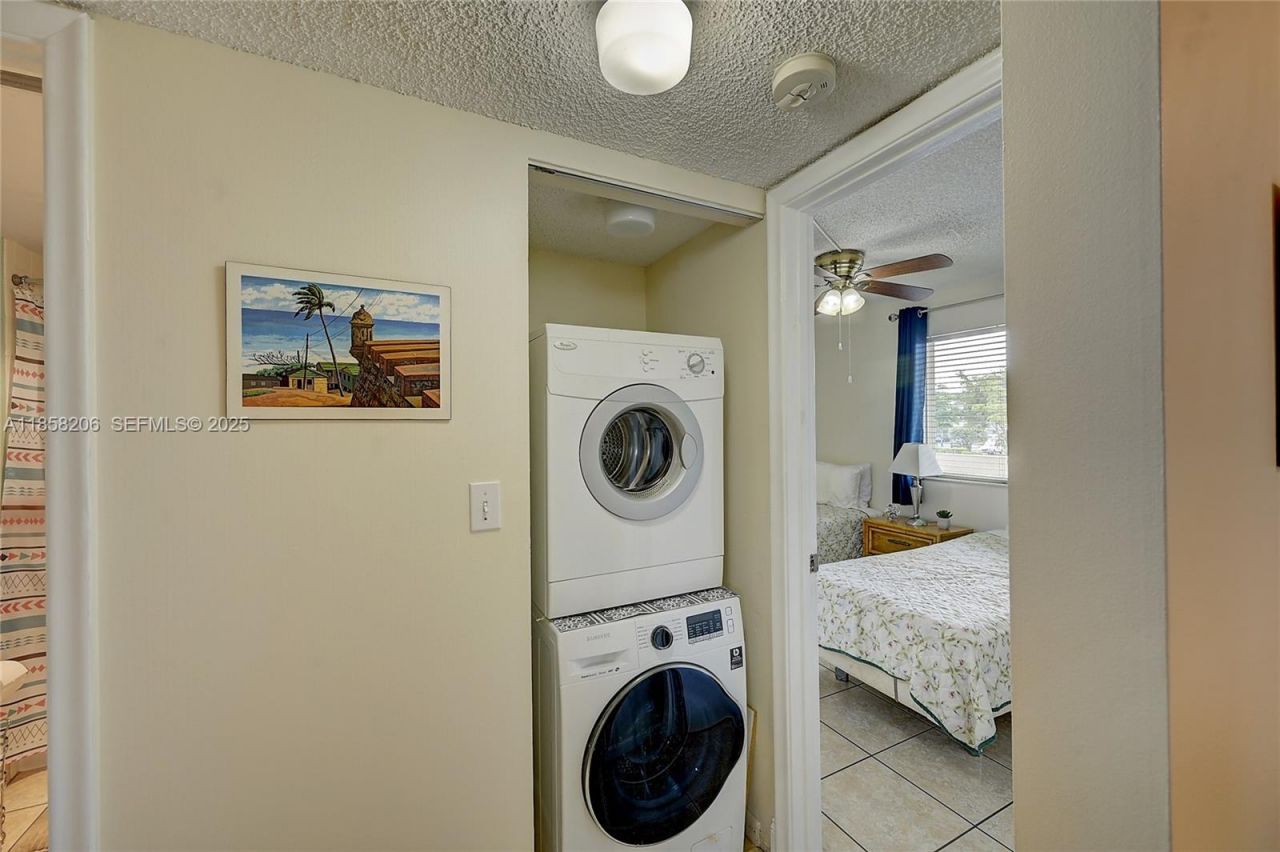 3186 Via Poinciana, Unit 203, Lake Worth, FL 33467 Photo
