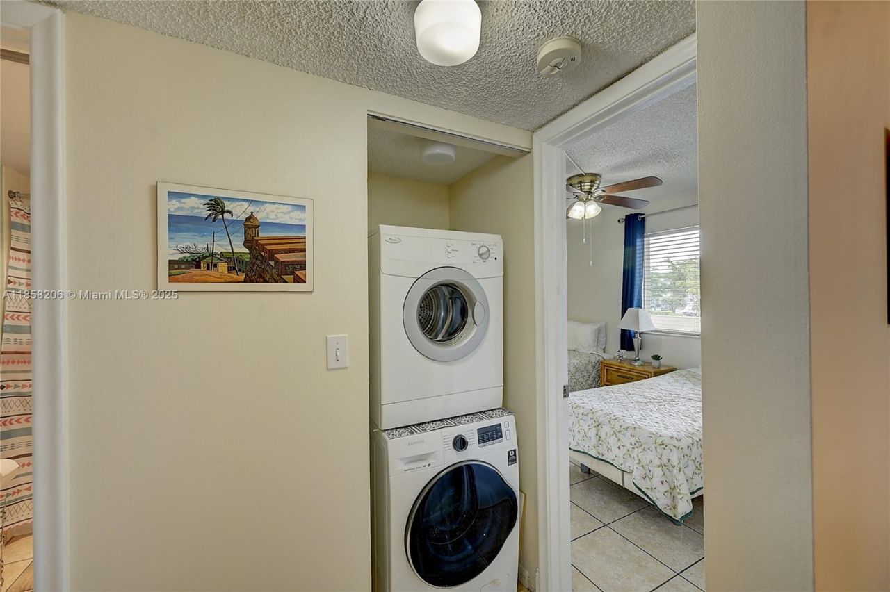 3186 Via Poinciana, Unit 203, Lake Worth, FL 33467 Photo