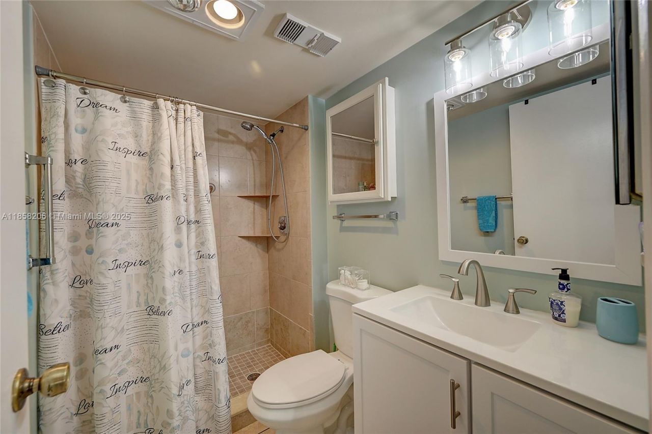 3186 Via Poinciana, Unit 203, Lake Worth, FL 33467 Photo