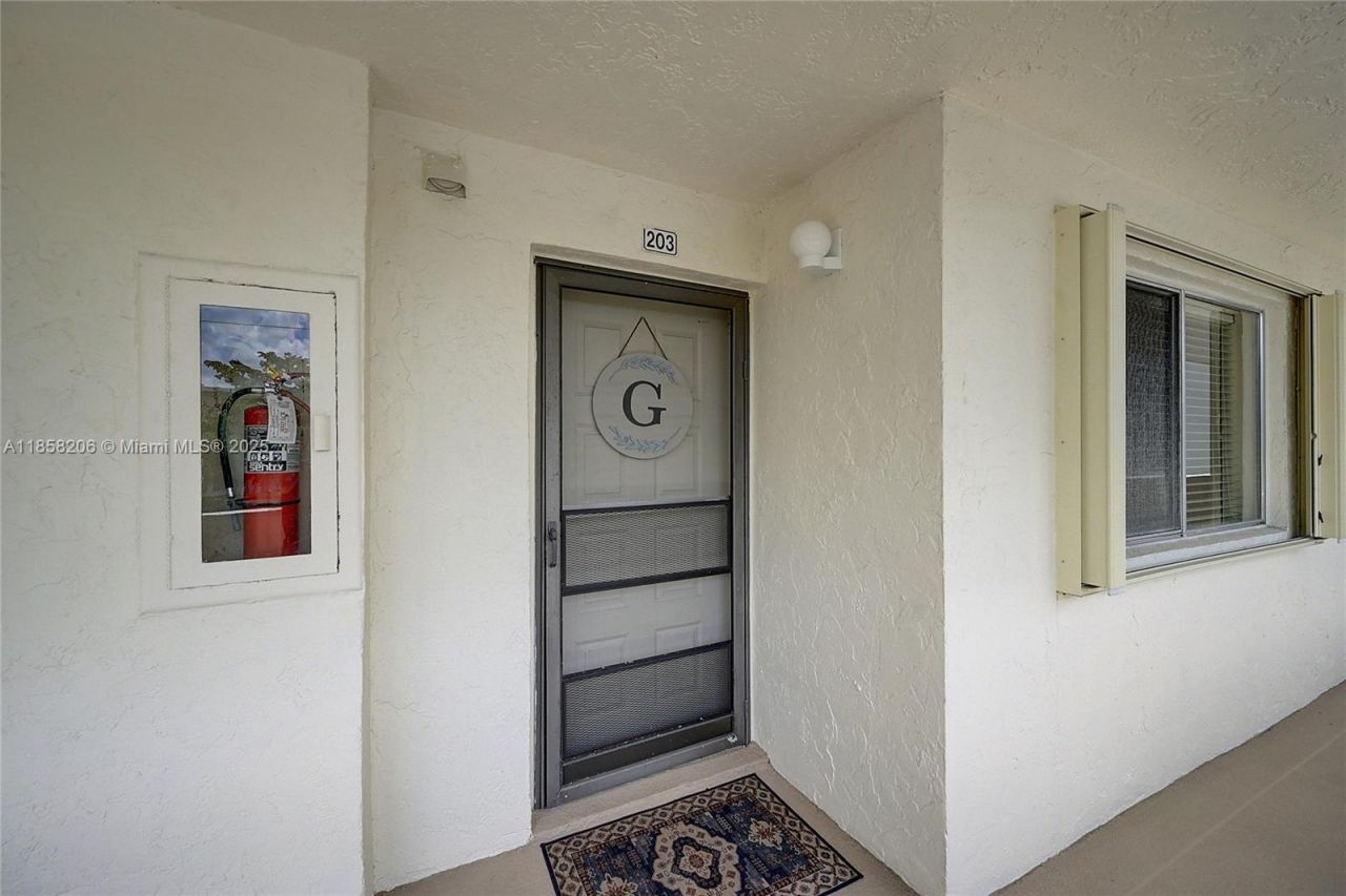 3186 Via Poinciana, Unit 203, Lake Worth, FL 33467 Photo
