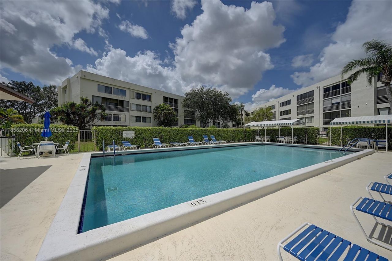 3186 Via Poinciana, Unit 203, Lake Worth, FL 33467 Photo