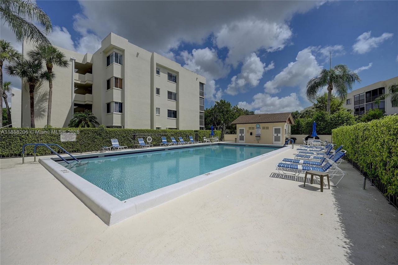 3186 Via Poinciana, Unit 203, Lake Worth, FL 33467 Photo