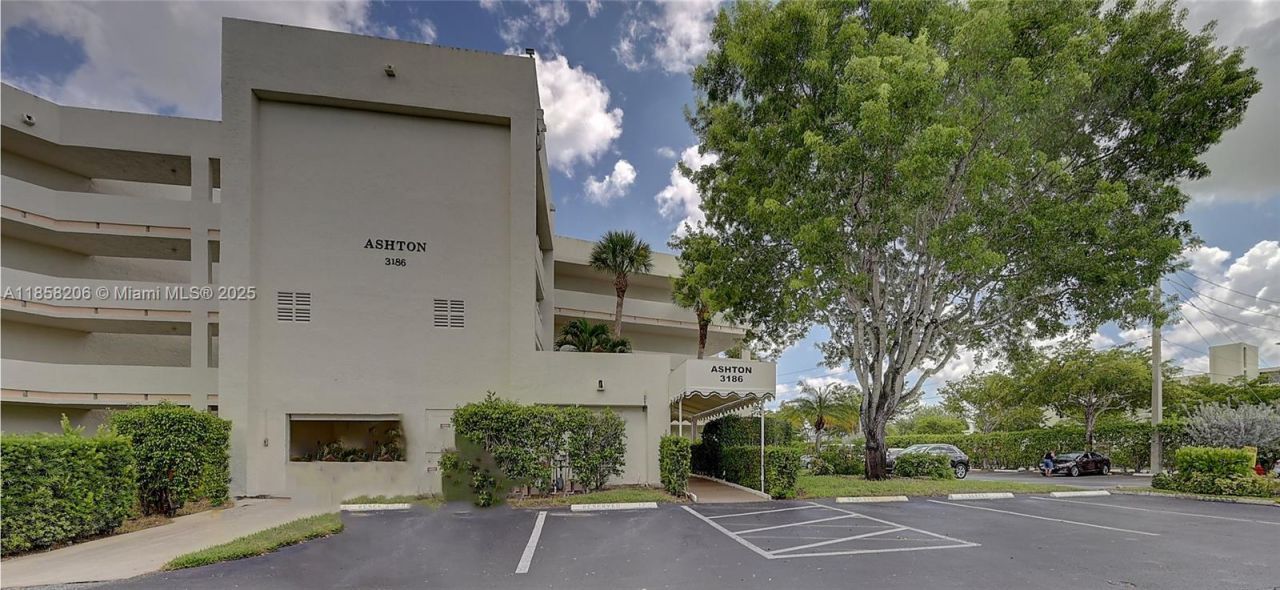 3186 Via Poinciana, Unit 203, Lake Worth, FL 33467 Photo