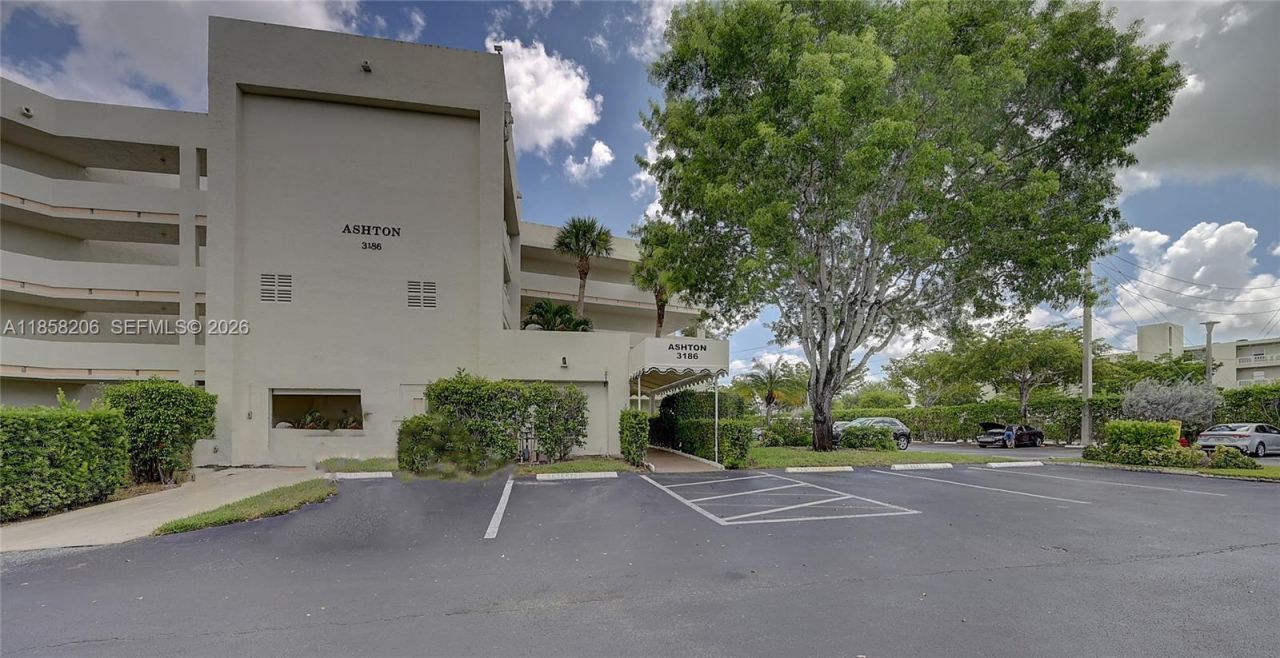 3186 Via Poinciana, Unit 203, Lake Worth, FL 33467 Photo
