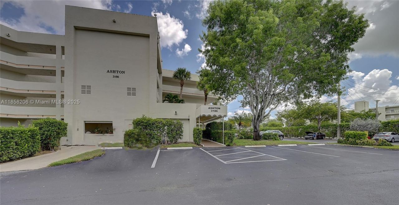 3186 Via Poinciana, Unit 203, Lake Worth, FL 33467 Photo