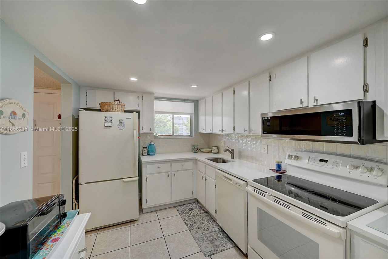 3186 Via Poinciana, Unit 203, Lake Worth, FL 33467 Photo