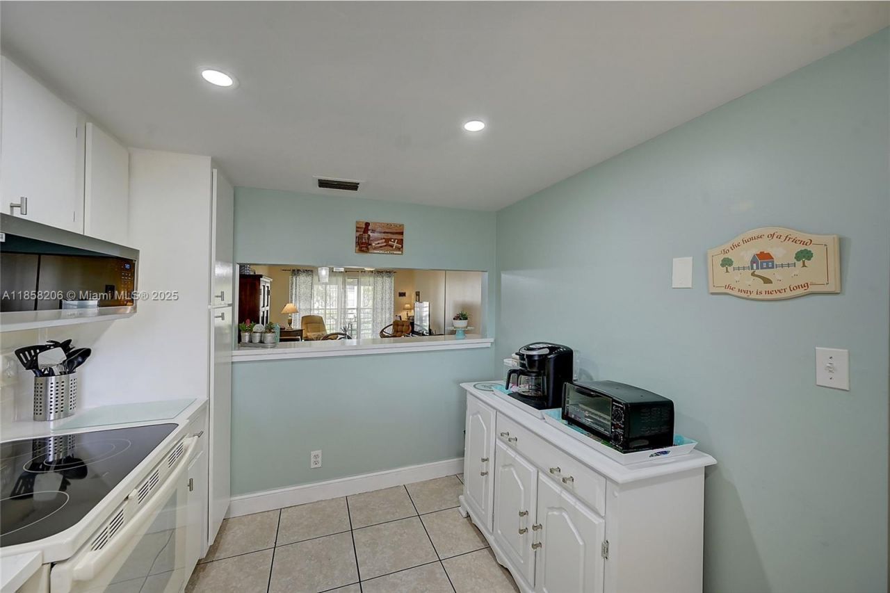 3186 Via Poinciana, Unit 203, Lake Worth, FL 33467 Photo