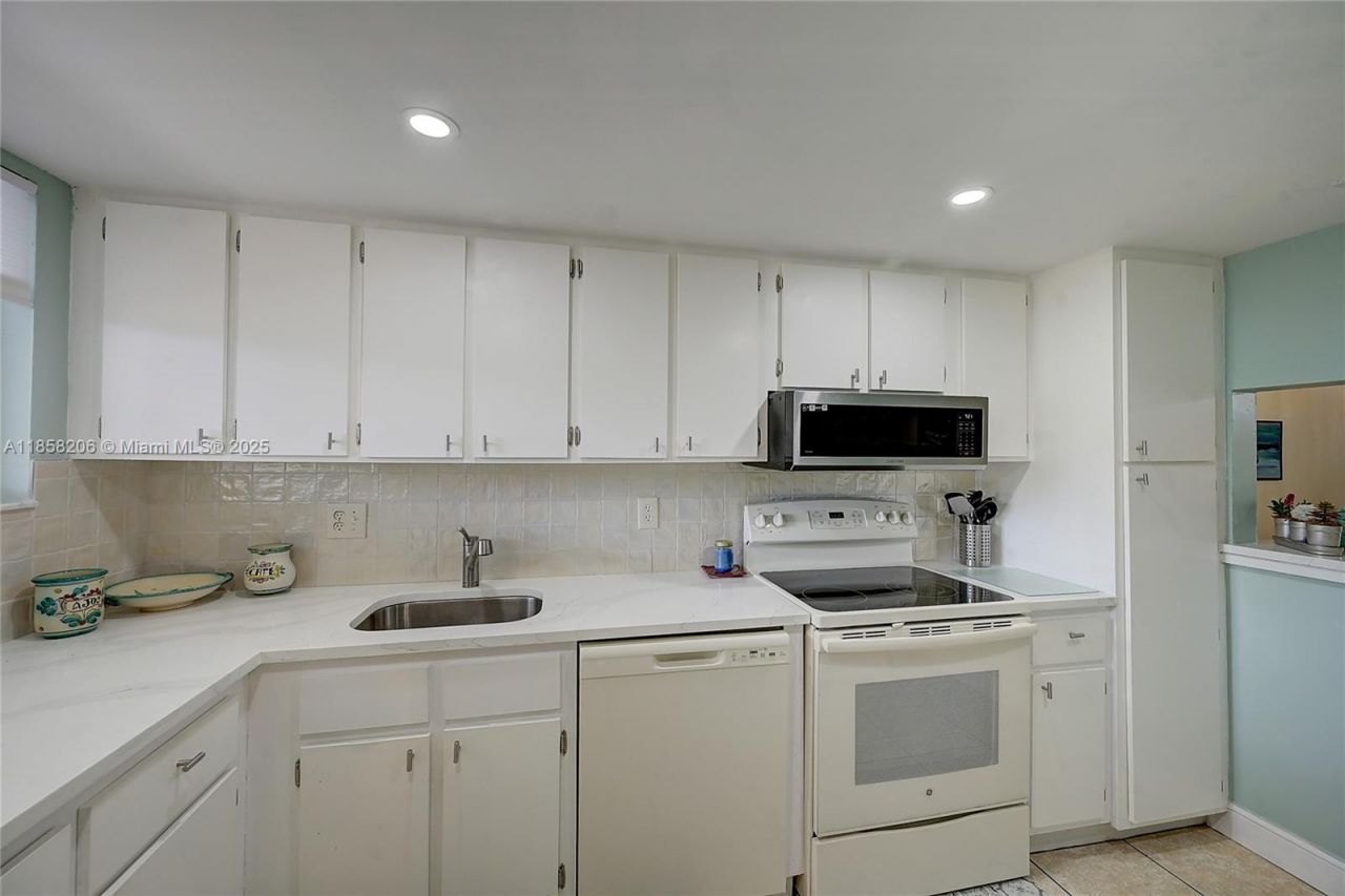 3186 Via Poinciana, Unit 203, Lake Worth, FL 33467 Photo