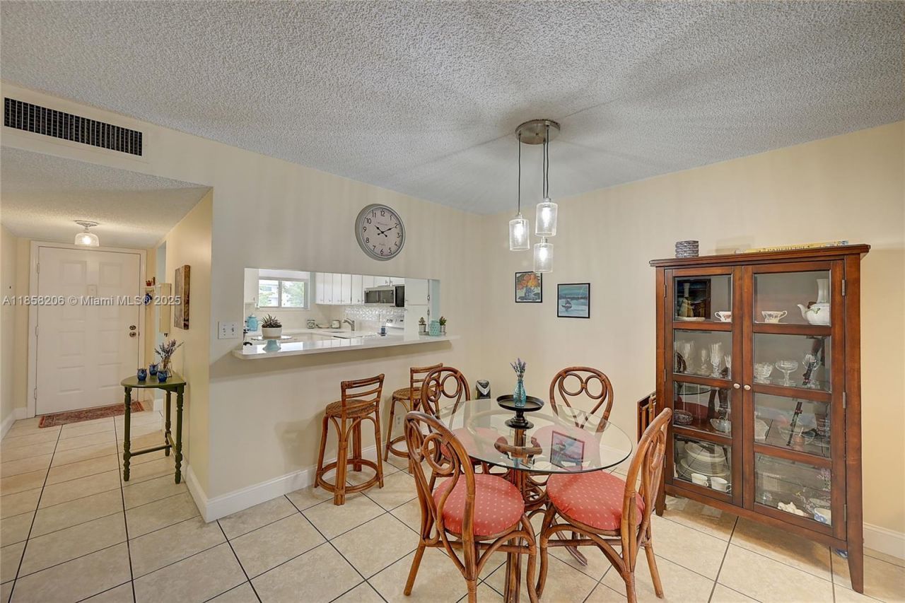 3186 Via Poinciana, Unit 203, Lake Worth, FL 33467 Photo