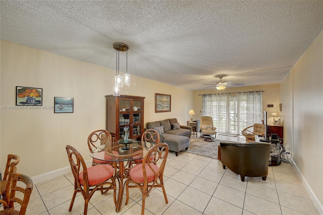 3186 Via Poinciana, Unit 203, Lake Worth, FL 33467 Photo
