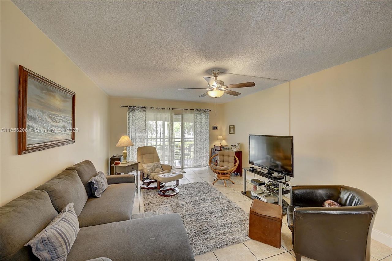 3186 Via Poinciana, Unit 203, Lake Worth, FL 33467 Photo